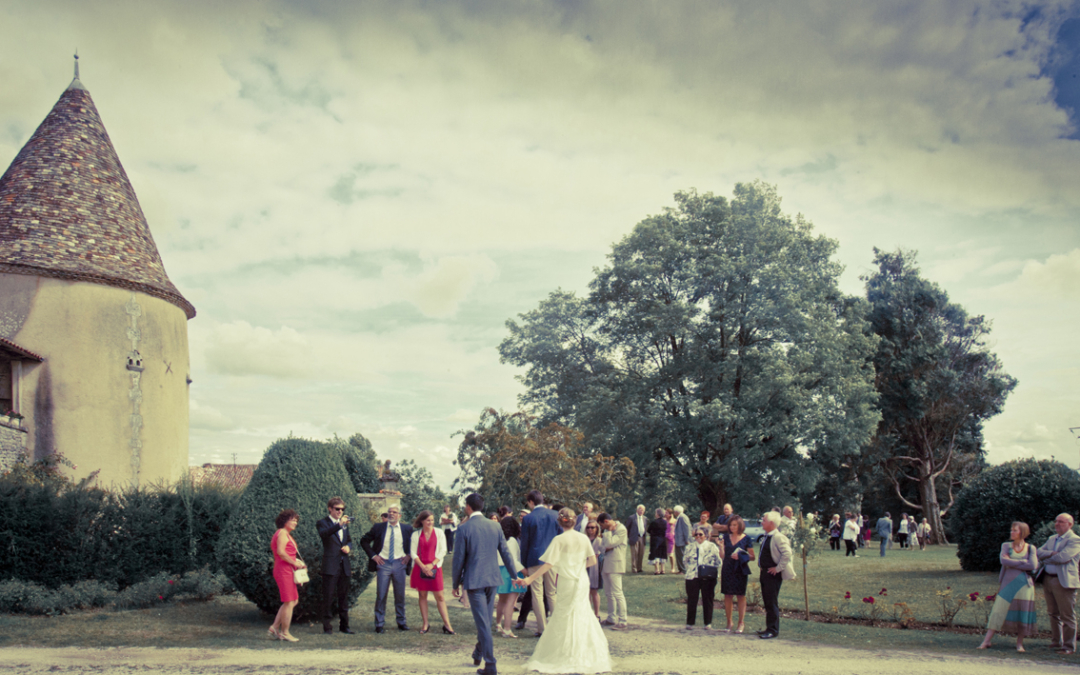 Sous la Lumière Dorée du Château de Puyrigaud : Photographier un Mariage au Cœur de la Charente Maritime