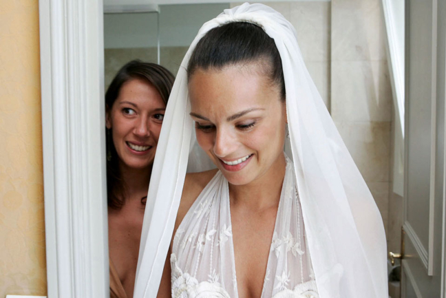 © Nicolas Gornas Portrait de la mariée lors des préparatifs de mariage à Enghien