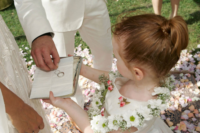 © Nicolas Gornas Photographie de mariage à Enghein lors de l'échange des alliances
