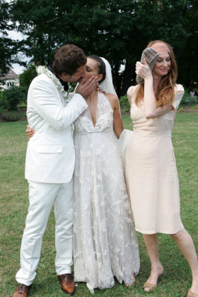 © Nicolas Gornas Photographie de mariage amusante de couple s'embrassant à Enghein