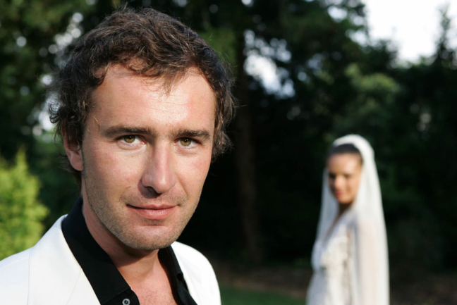 © Nicolas Gornas Portrait de mariage à Enghien, le marié au premier plan