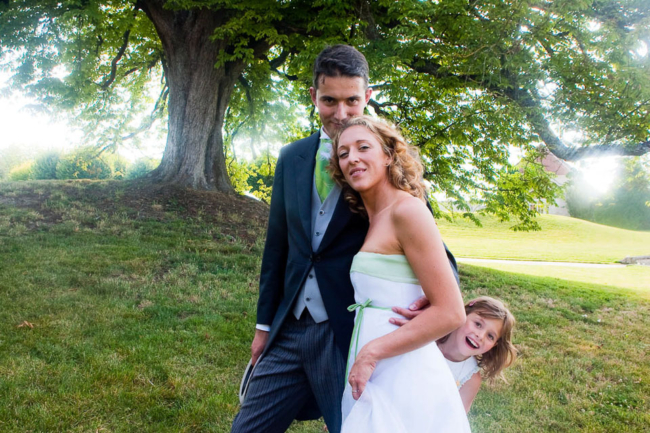 © Nicolas Gornas Photographie de mariage de famille dans le parc avec jeu de lumière