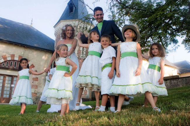 © Nicolas Gornas Photographie de mariage du groupe des enfants avec les mariés