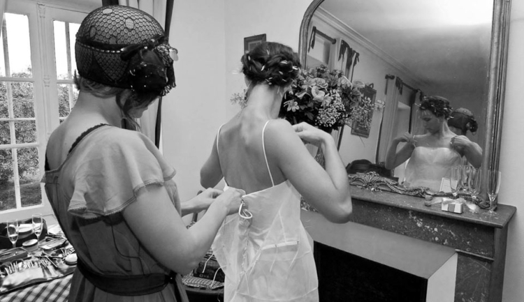 © Nicolas Gornas Photographie de mariage lors des préparatifs de la mariée avec sa témoin