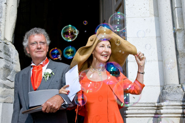 © Nicolas Gornas Photographie de mariage des parents sortant de l'église
