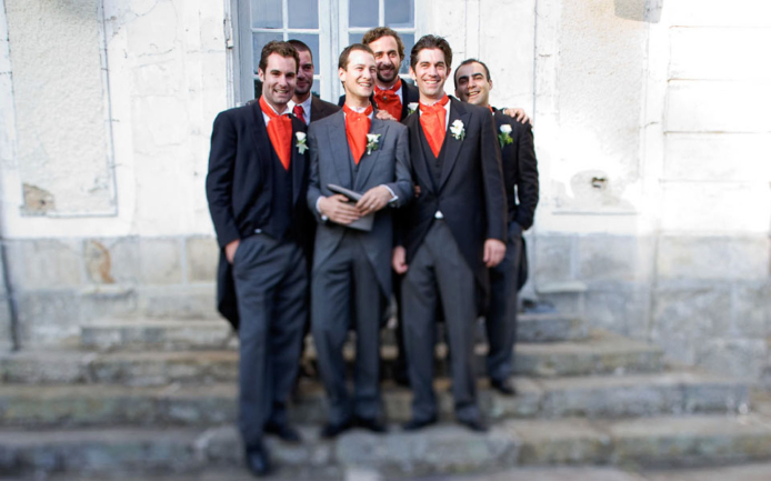 © Nicolas Gornas Photographie de mariage style flou du groupe marié et témoins