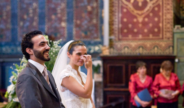 © Nicolas Gornas Photographie de mariage à l"église le marié rit la mariée pleure