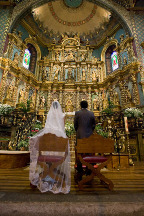 © Nicolas Gornas Photographie de mariage de dos à l'église