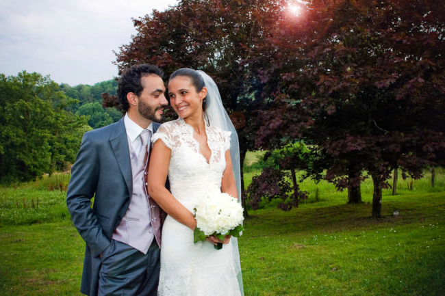 © Nicolas Gornas Photographie de mariage de couple dans le parc avec des couleurs chaudes