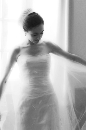 © Nicolas Gornas Photographie de mariage avce un jeu de voile