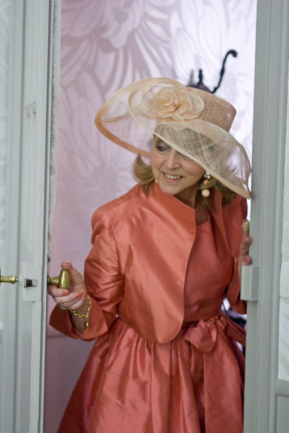 © Nicolas Gornas Photographie de mariage de la mère de la mariée contrôlant les préparatifs