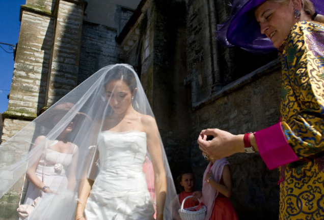 © Nicolas Gornas Photographie de mariage de l'arrivée à l'église le voile au vent