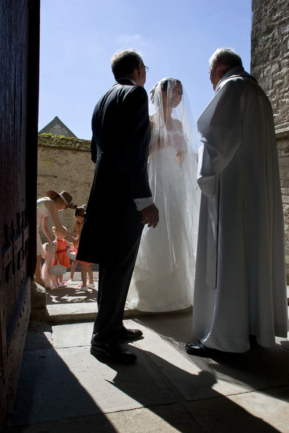 © Nicolas Gornas Photographie de mariage d'écahnge entre le curée et la mariée