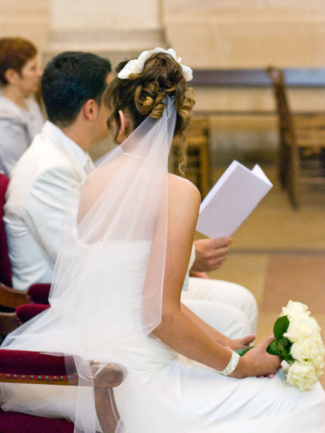 © Nicolas Gornas Photographie de mariage la mariée de dos à l'église regardant ses invités