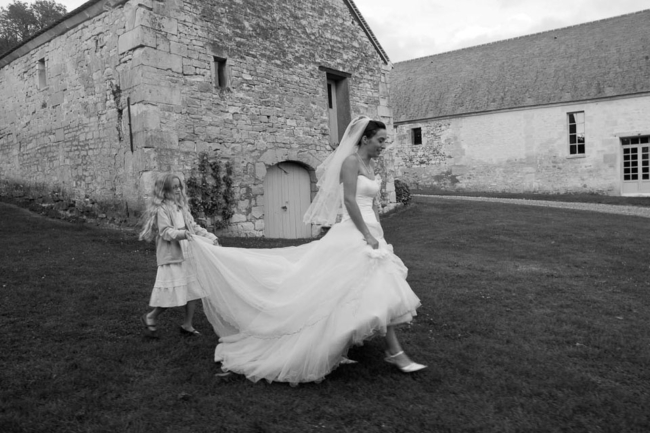© Nicolas Gornas Photographie de mariage de la mariée se pressant