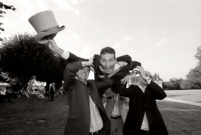© Nicolas Gornas Photographie de mariage du marié porté