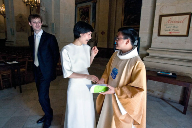 © Nicolas Gornas Photographie de mariage des mariés avec le curé