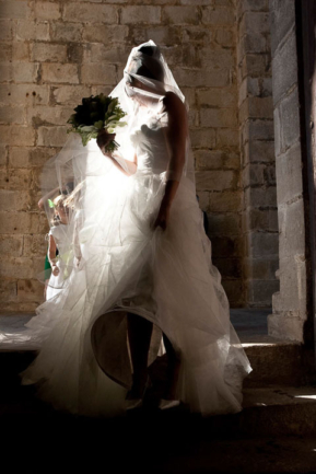 © Nicolas Gornas Magnifique photographie de mariage de l'arrivée de la mariée à l'église