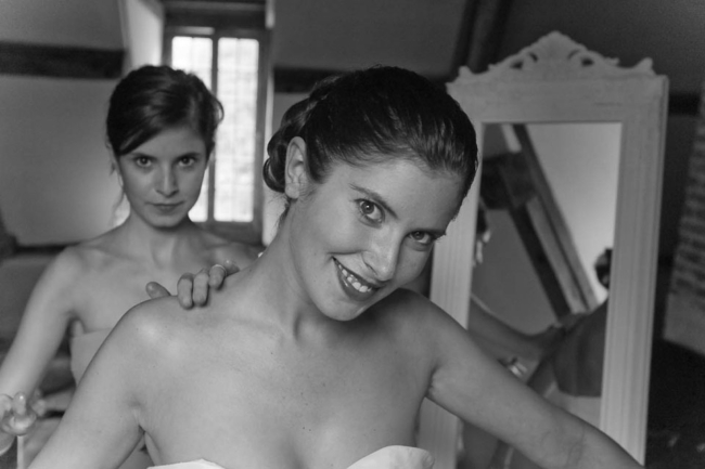 © Nicolas Gornas Photographie de mariage de la mariée et sa soeur lors des préparatifs