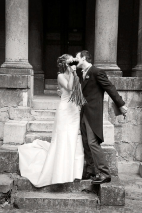 © Nicolas Gornas Photographie de mariage de couple jouant le jeu de la mise en scène