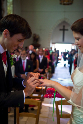 © Nicolas Gornas Photographie de mariage dans l'église lorsque le marié remet l'alliance