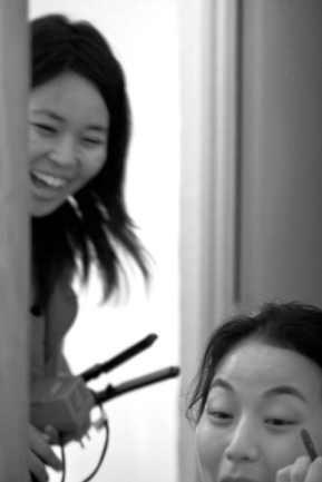 © Nicolas Gornas Photographie de mariage lors des préparatifs lde la mariée avec sa témoin