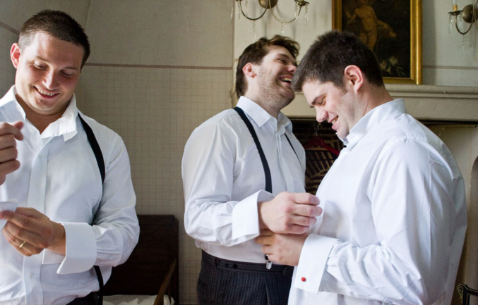 © Nicolas Gornas Photographie de mariage des préparatifs du marié avec ses témoins