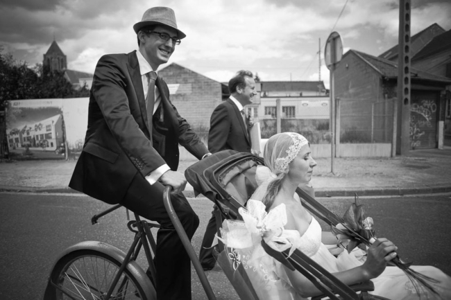 © Nicolas Gornas Photographie de mariage de l'arrivée des mariés à la cérémonie en vélo