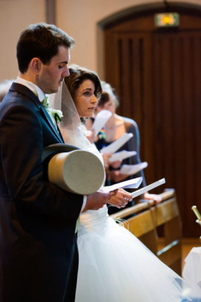 © Nicolas Gornas Photographie de mariage à l'église avec les livrets de mariage