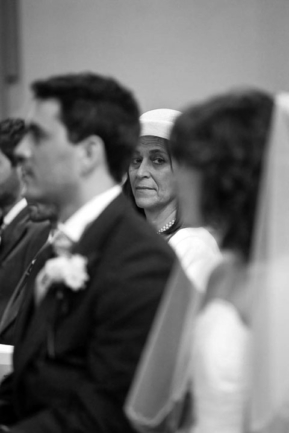 © Nicolas Gornas Photo de mariage à l'église avec le regard qui en dit long